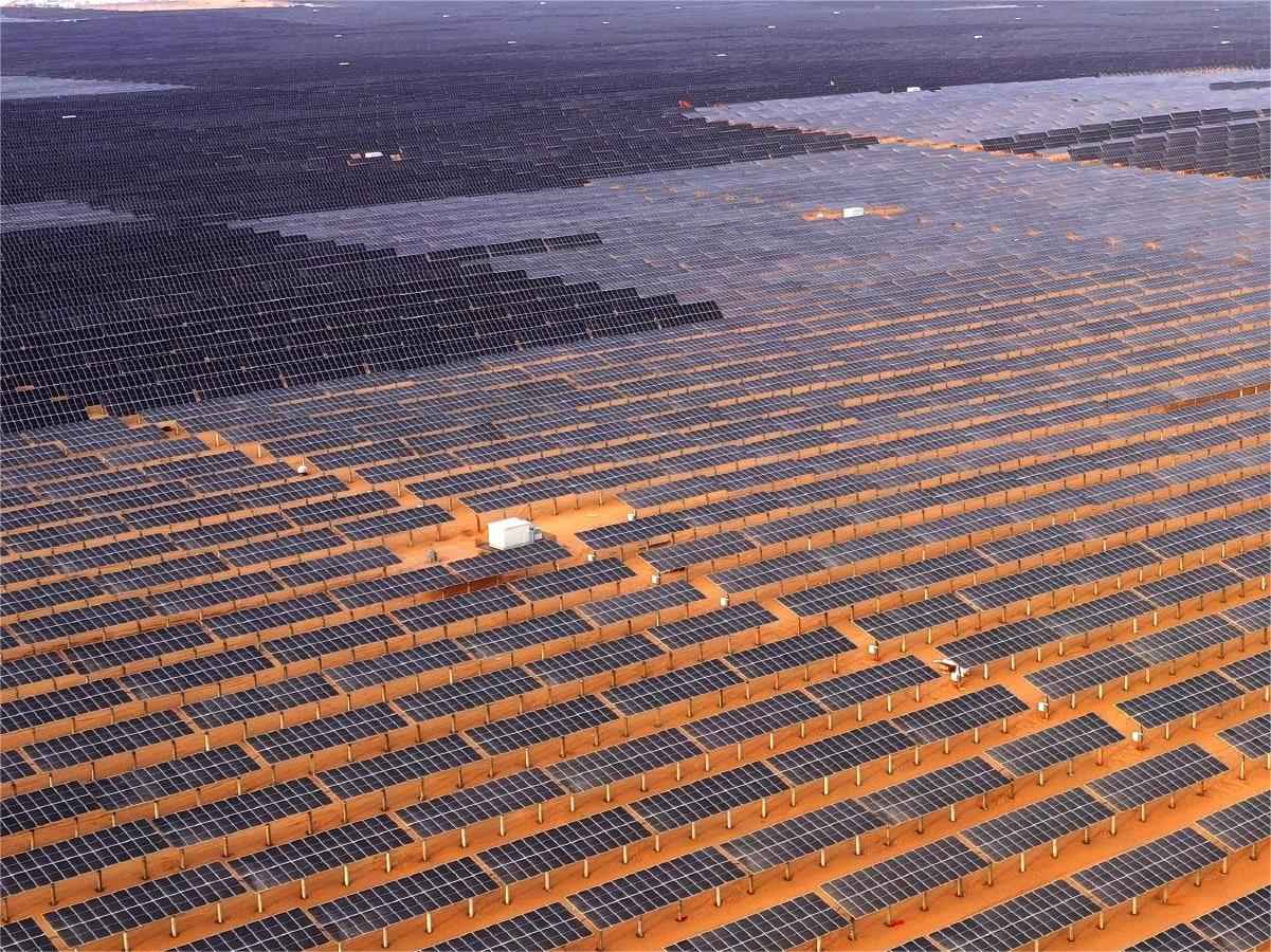 Progetto di energia solare collegata alla rete da 45 MW in una regione desertica (Ningxia, Cina)